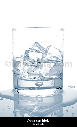 Agua con hielo