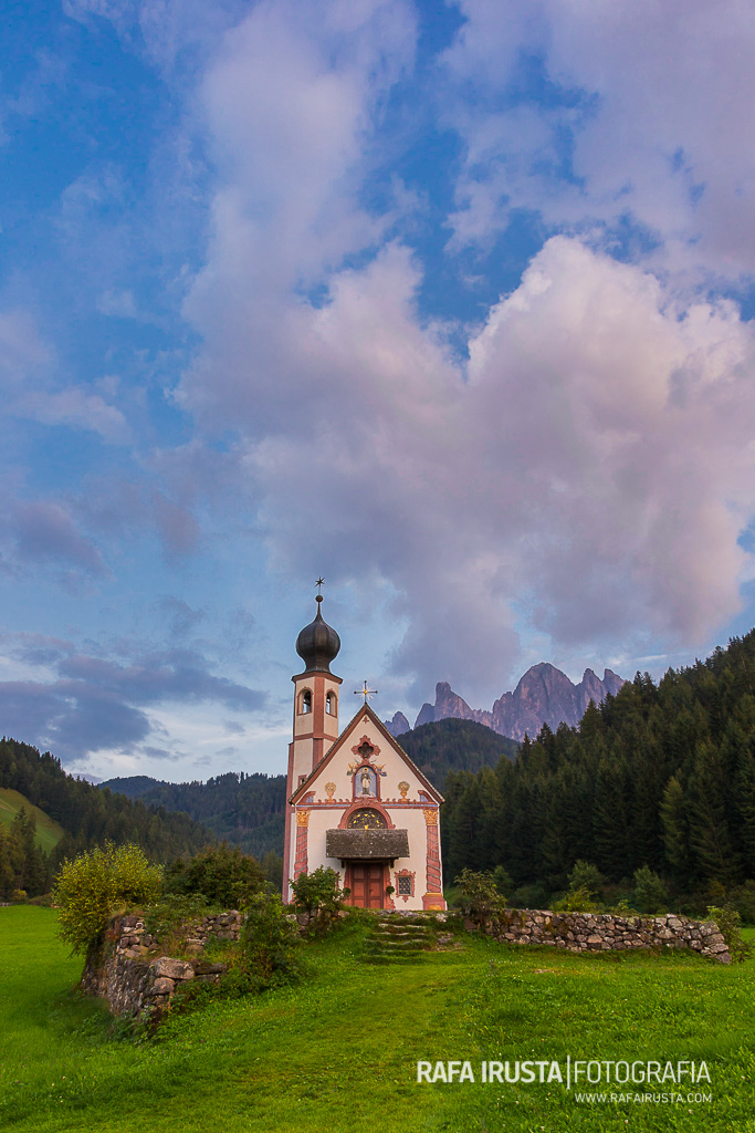 Iglesia de St Johann (San Giovanni) , Valle de Funes, Dolomitas, Italia