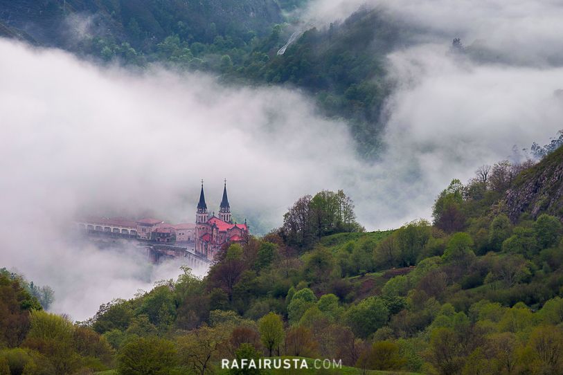 Basílica de Covadonga al amanecer, Asturias