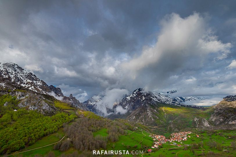 Cielo amenazante sobre Sotres, Picos de Europa, Asturias