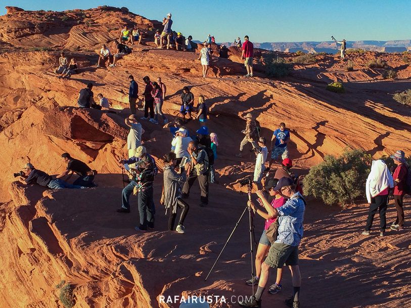 Turistas al atardecer en Horseshoe Bend, USA