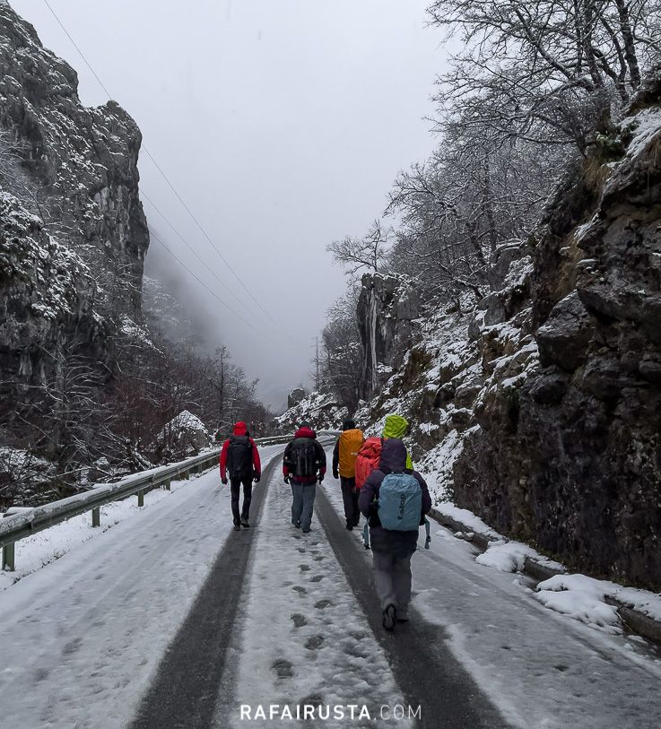 Taller de Fotografía Picos de Europa durante la borrasca Ciril. Grupo fotografiando durante la nevada de la mañana